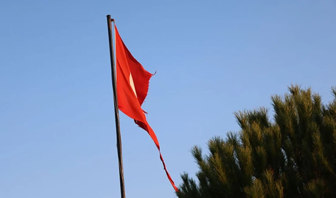 Mukaddes Bayrağımıza Saygısızlık…Bu Ne Rezilliktir…. Aydın'ın Köşk ilçesi Cumayanı Mahallesi üst bölgesinde göndere çekilen ve