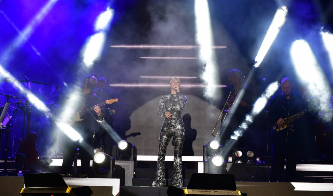 Ünlü şarkıcı Derya Uluğ, Cumhuriyet’in 102. kuruluş yıl dönümü kutlamaları