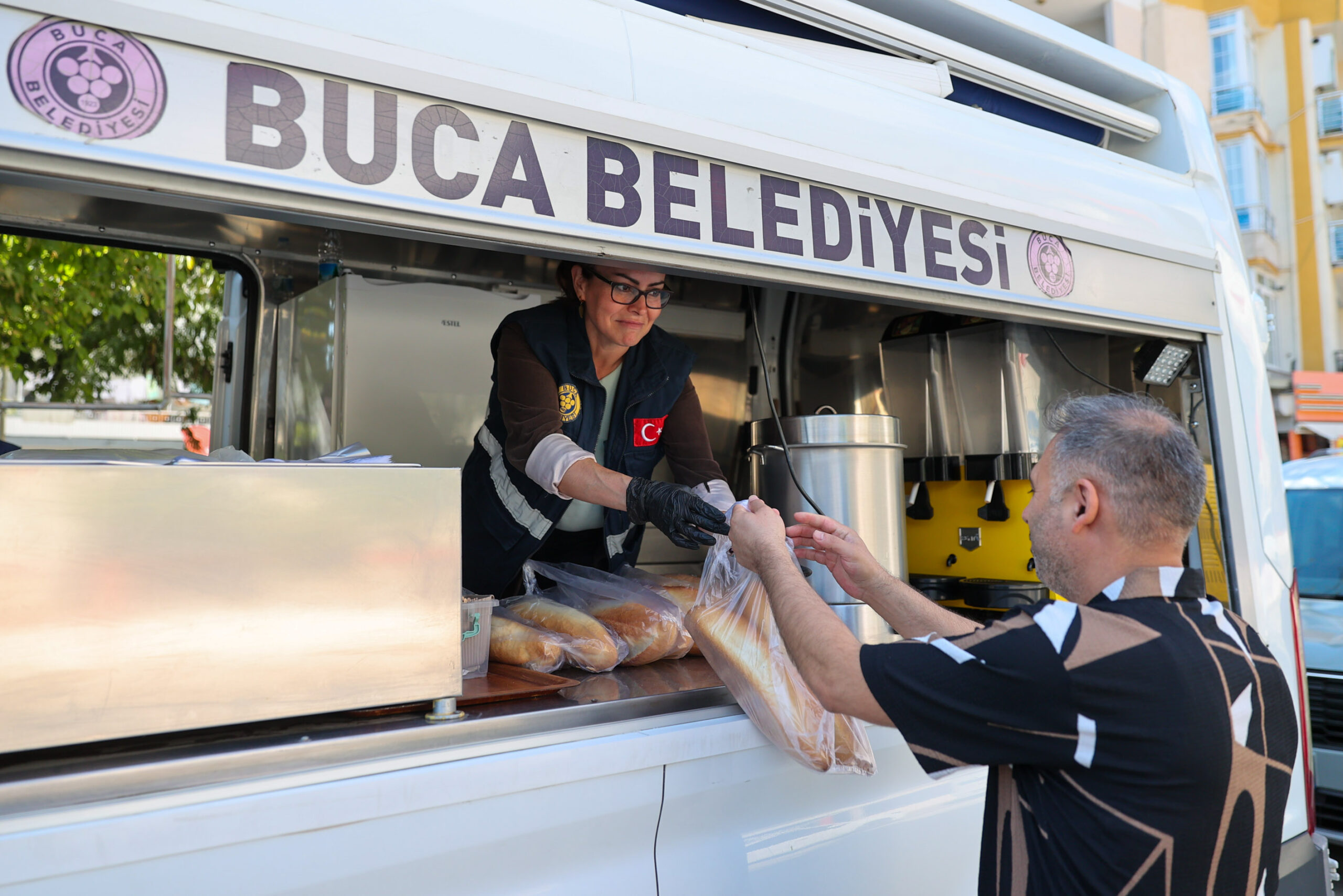 Buca Belediyesi Dayanışmayı Büyütüyor Buca Belediyesi, ilçedeki dayanışmayı büyüterek dar