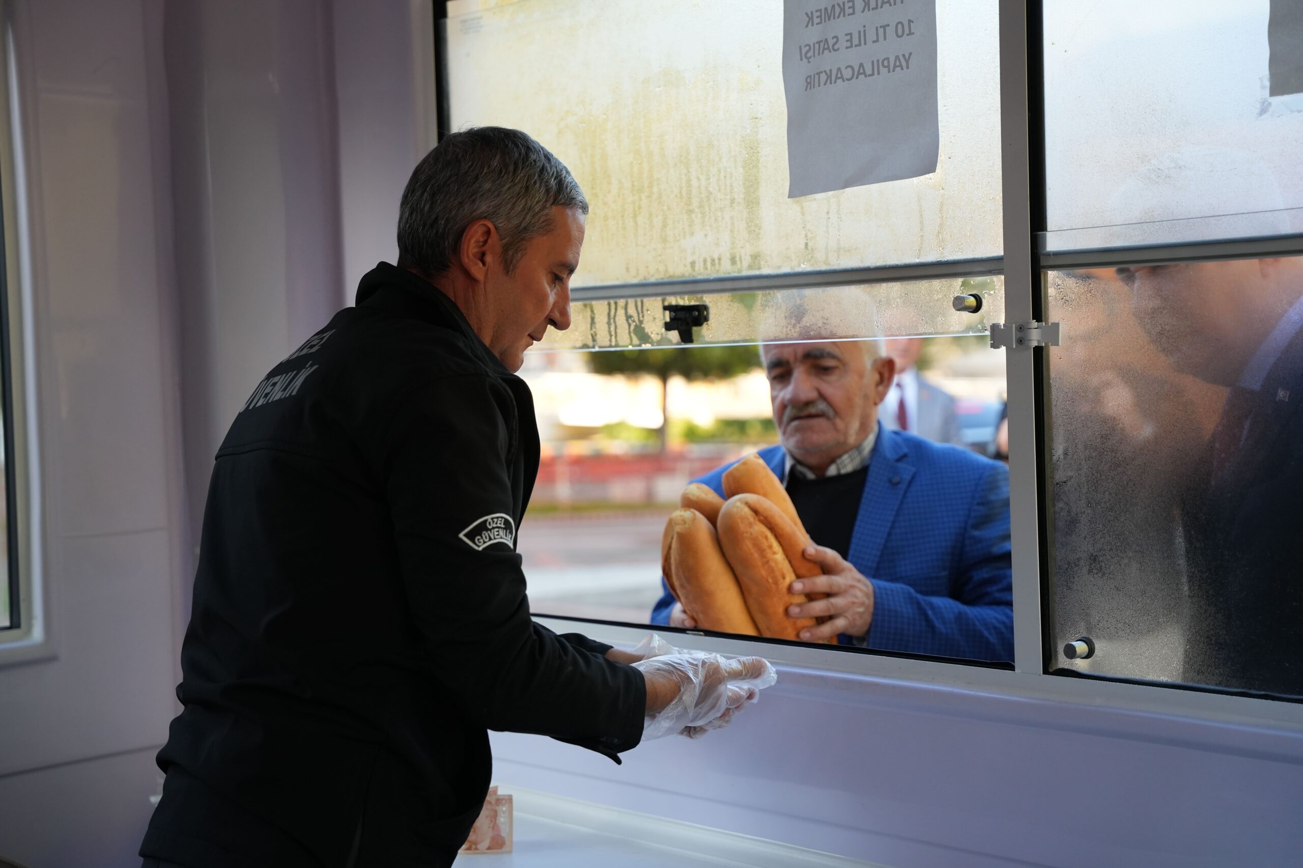 Kemalpaşa’da Halk Ekmek’e Yoğun İlgi Kemalpaşa Belediyesi’nin İzmir Büyükşehir Belediyesi