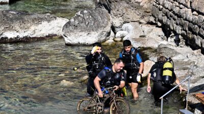 Kaleiçi Yat Limanı’ndan 2 Bisiklet ve Bir Tabanca Çıkarıldı Kaleiçi Yat Limanı’ndan 2 Bisiklet ve Bir Tabanca Çıkarıldı Antalya