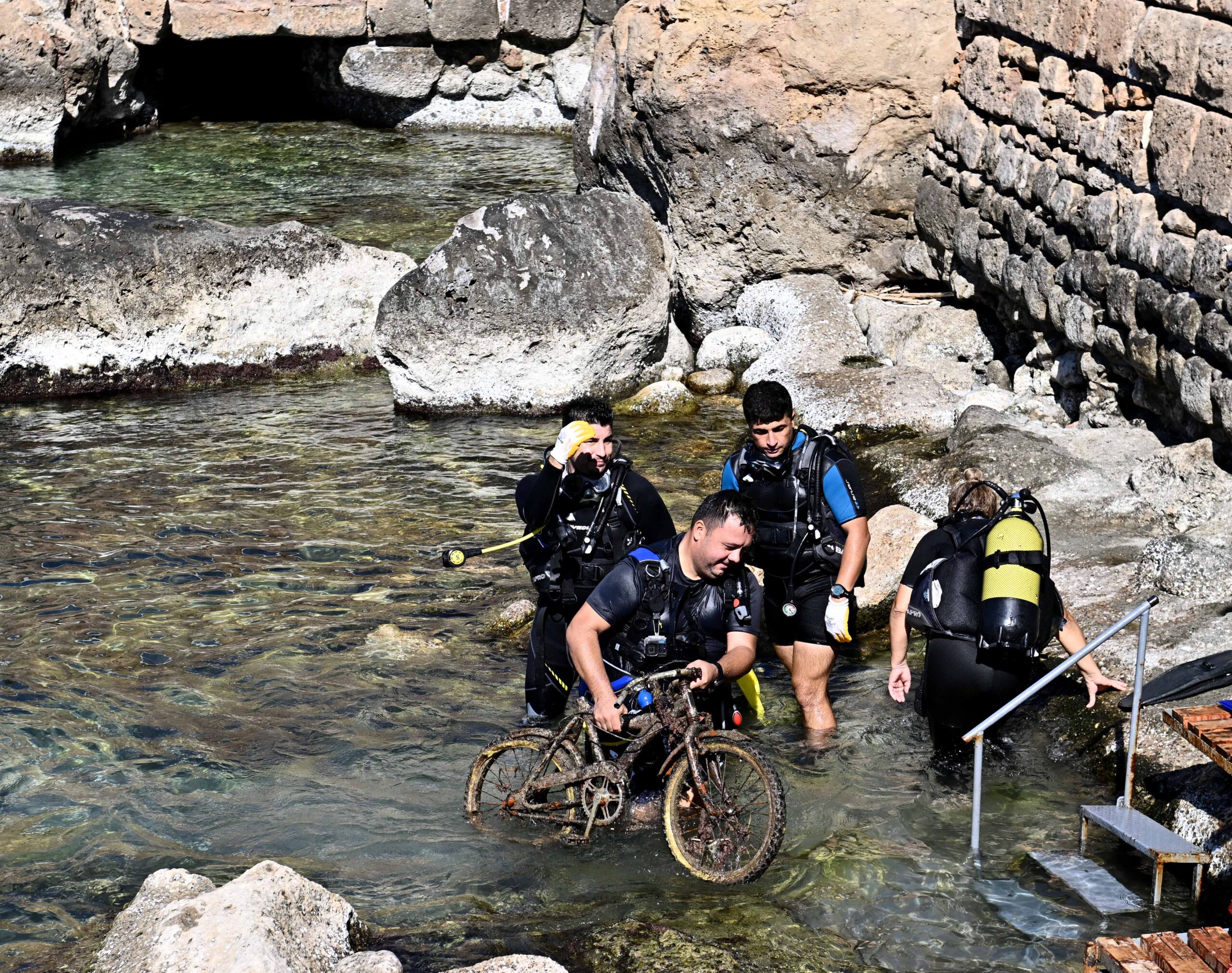Kaleiçi Yat Limanı’ndan 2 Bisiklet ve Bir Tabanca Çıkarıldı Antalya
