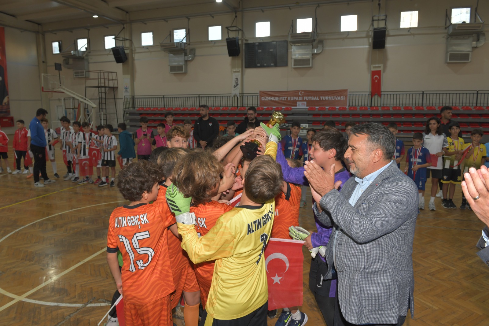 Çiğli’de Cumhuriyet Coşkusu Futsal Sahasında Zirveye Taşındı Cumhuriyet Bayramı haftası