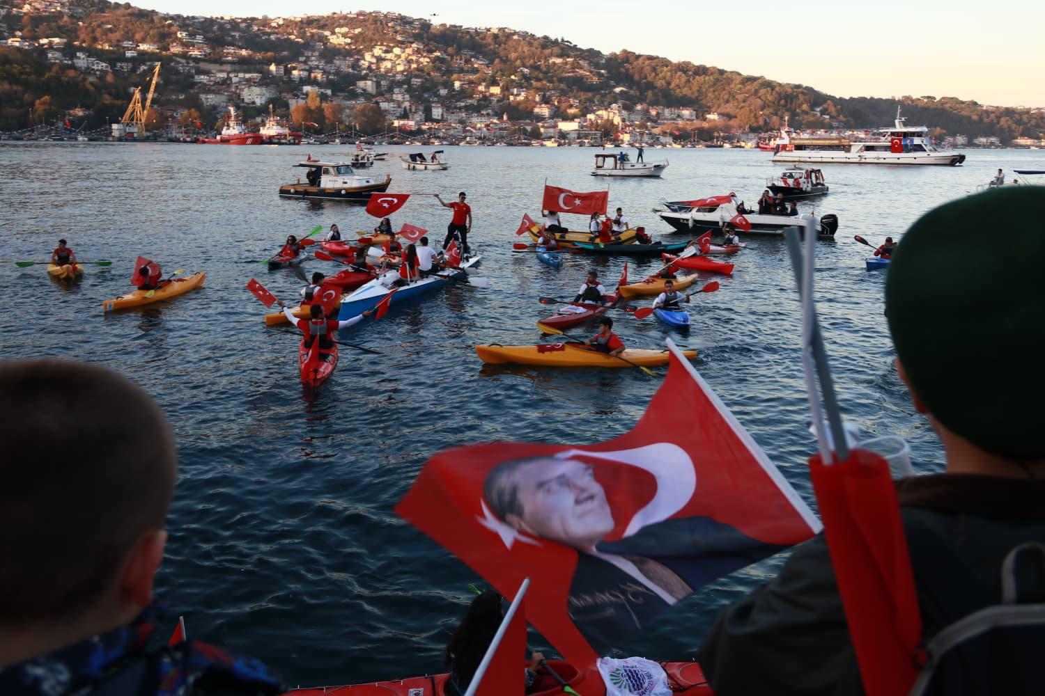 Sarıyer’de Cumhuriyet’in 102. yılı büyük bir coşkuyla kutlandı. Fener alayıyla