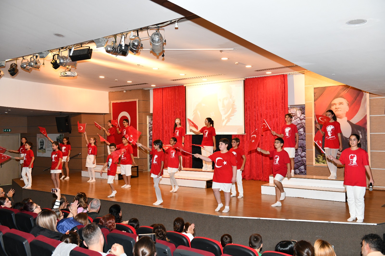 “O’nun Sayesinde” Oratoryosu Duygu Dolu Anlar Yaşattı Çiğli Belediyesi Gençlik