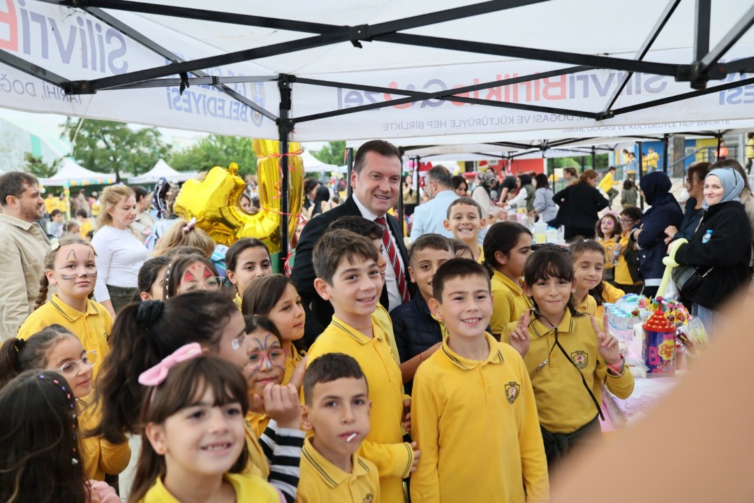 Silivri Belediye Başkanı Bora Balcıoğlu, Sevim Avni Çoğal İlkokulu’nda Kermese