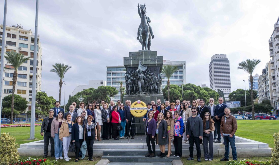 Egeli Diş Hekimleri Atatürk Anıtı’nda Buluştu 32. Uluslararası Bilimsel Kongre ve Sergisi, ile 1. Ege Bölgesi