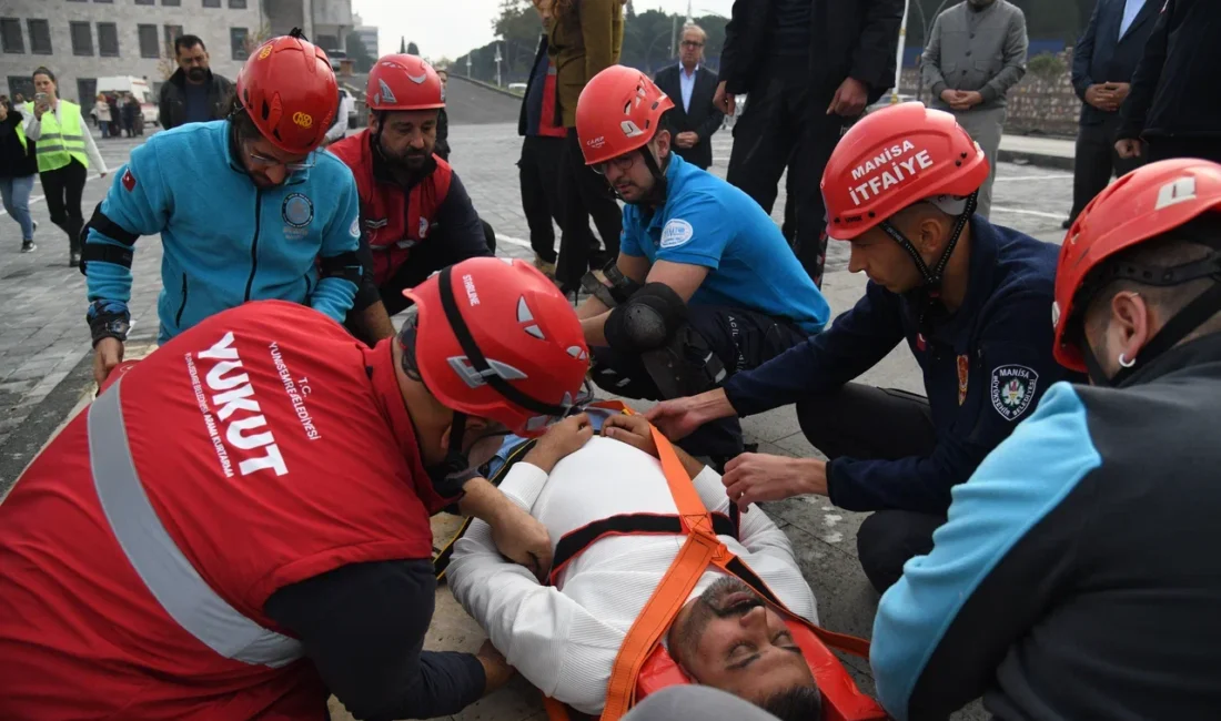 Yunusemre’de Deprem Tatbikatı Yunusemre Belediyesi personeli, 6.8 büyüklüğündeki deprem senaryosunda neler yapılması gerektiğini