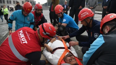 Yunusemre Belediyesi personeli, 6.8 büyüklüğündeki deprem senaryosunda neler yapılması gerektiğini