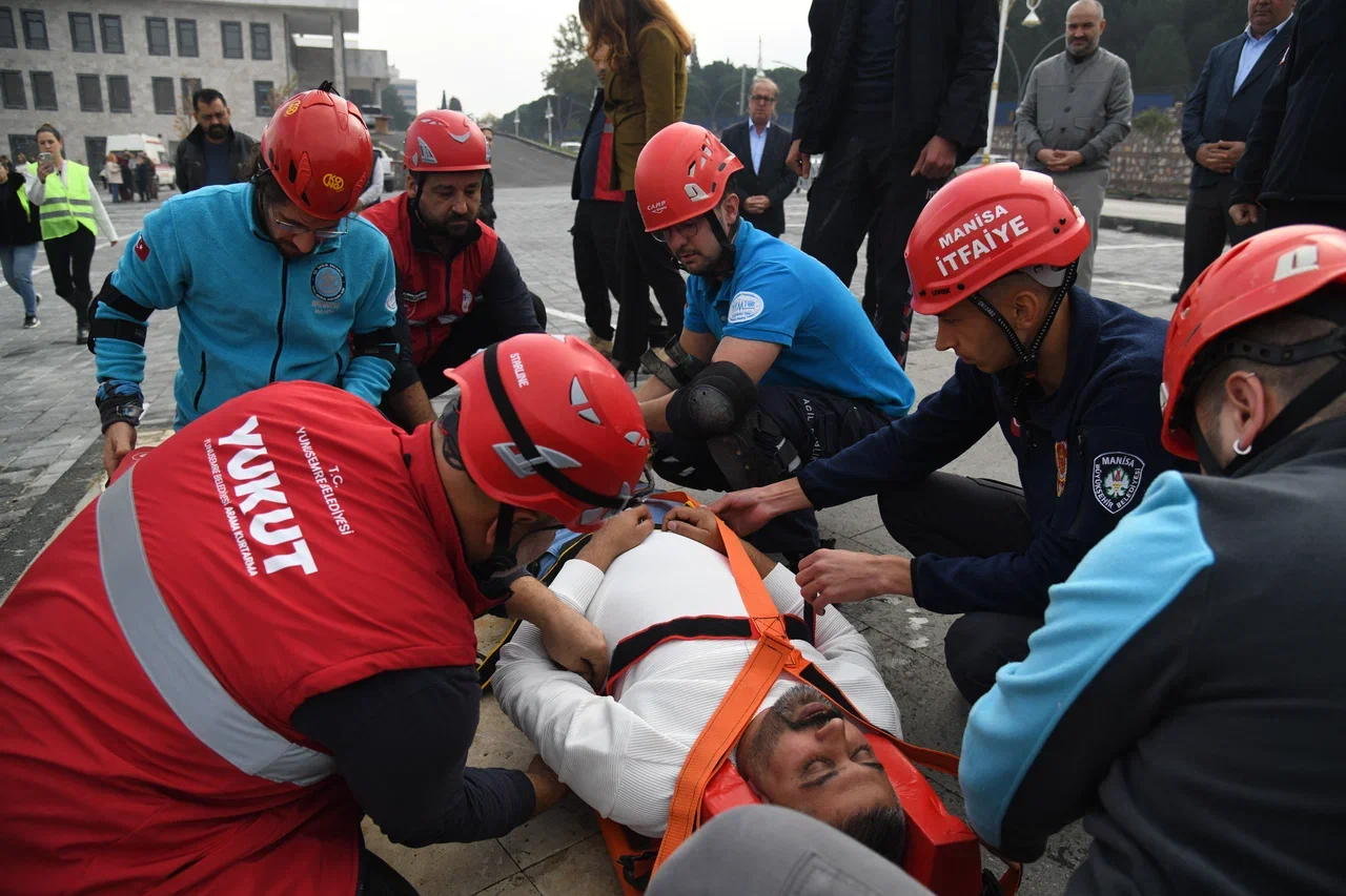Yunusemre Belediyesi personeli, 6.8 büyüklüğündeki deprem senaryosunda neler yapılması gerektiğini