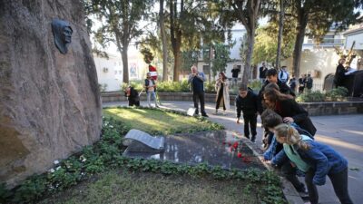 Karşıyakalılar "Ata'ya Saygı Zinciri"nde buluştuKarşıyaka Belediyesi tarafından Ulu Önder