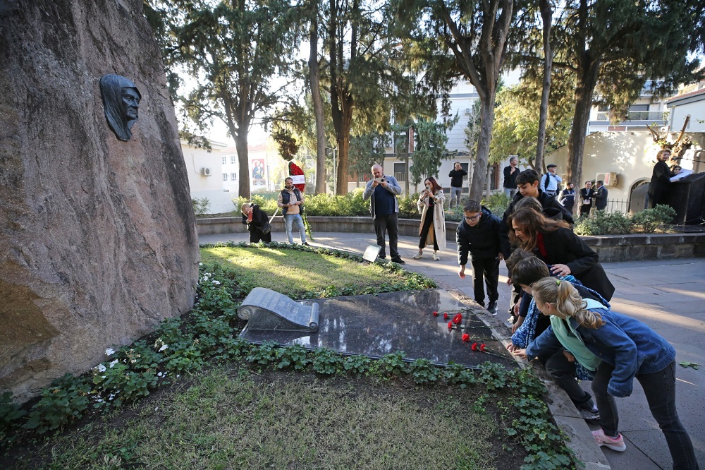 Karşıyakalılar "Ata'ya Saygı Zinciri"nde buluştuKarşıyaka Belediyesi tarafından Ulu Önder