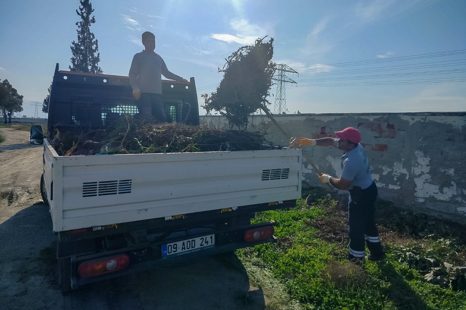 Efeler’in Ekipleri Mezarlıklardaki Çalışmalarına Devam Ediyor Efeler Belediyesi Mezarlıklar Müdürlüğü