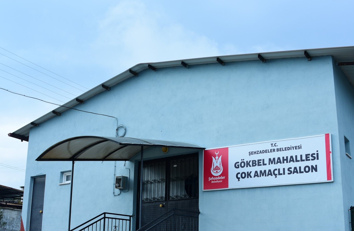 Şehzadeler Belediyesi, kırsal mahallelerdeki hizmet alanlarının tabelalarını yenileyerek hem estetik