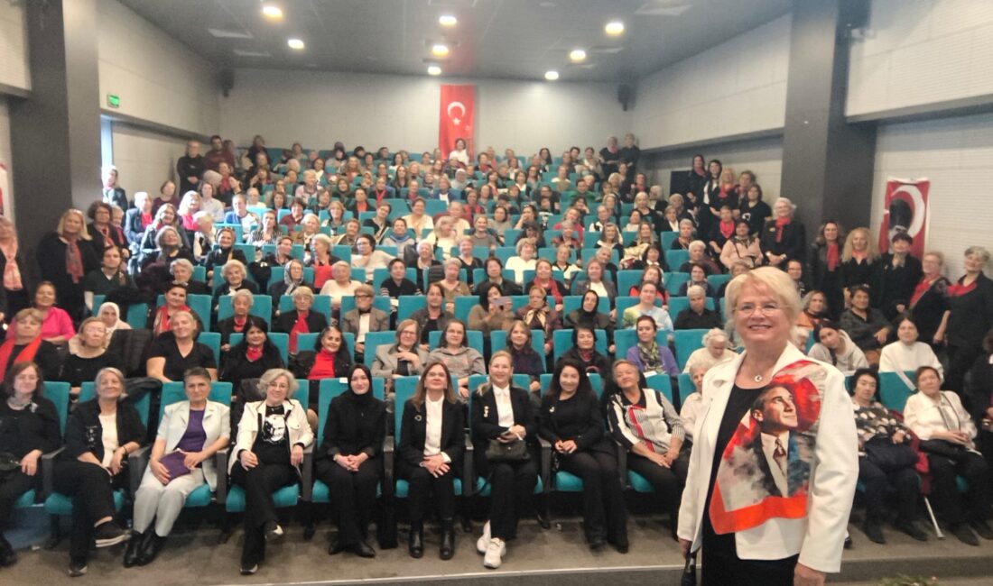 Kadınlar, Atatürk'ü sevdiği şarkılarla andı.
Nilüfer Belediyesi'nin 10 Kasım Atatürk'ü