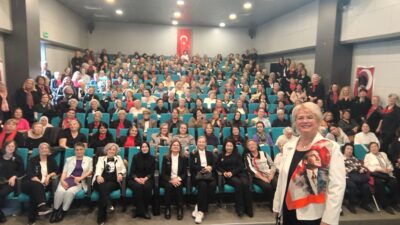 Kadınlar, Atatürk'ü sevdiği şarkılarla andı.
Nilüfer Belediyesi'nin 10 Kasım Atatürk'ü