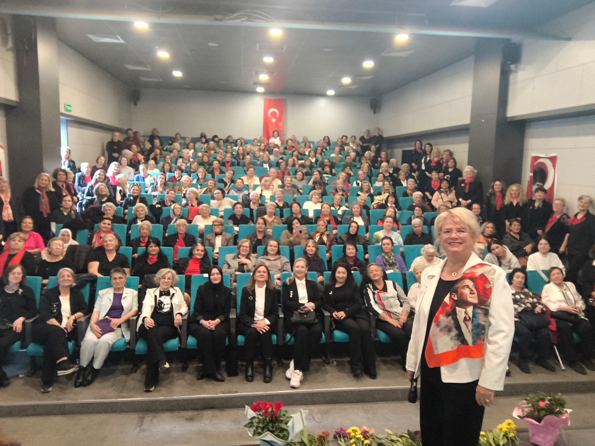 Kadınlar, Atatürk'ü sevdiği şarkılarla andı.
Nilüfer Belediyesi'nin 10 Kasım Atatürk'ü