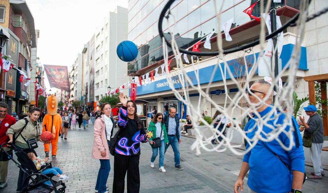 Karşıyaka Belediyesi, Hergele Meydanı’na basketbol potası kurarak vatandaşları spora ve