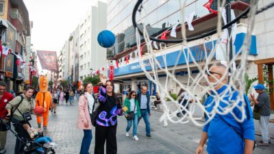 Karşıyaka Çarşısı’nda Renkli Anlar: Hergele Meydanı’na Basketbol Potası Kuruldu Karşıyaka Belediyesi, Hergele Meydanı’na basketbol potası kurarak vatandaşları spora ve