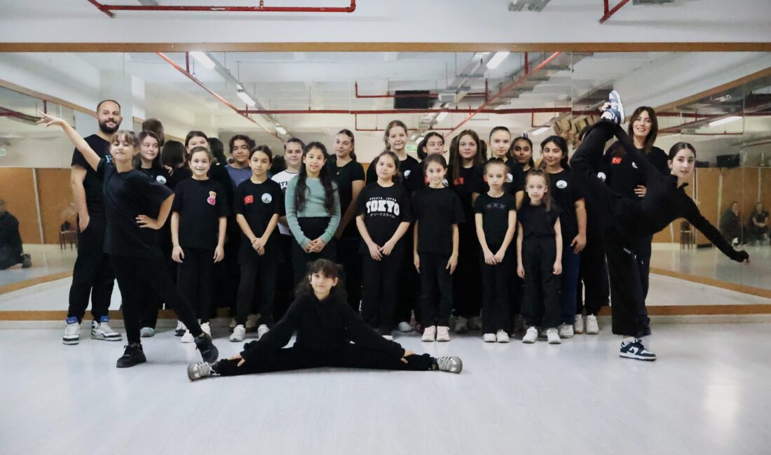 Osmangazi Belediyesi’nin Dans Kurslarına Yoğun İlgi Osmangazi Belediyesi, düzenlediği dans kurslarıyla gençleri ritmin, sanatın ve hareketin
büyülü