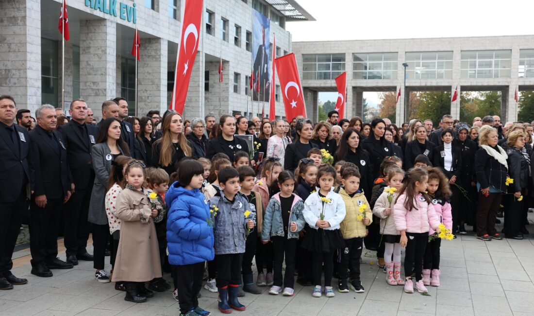 Nilüfer, Ata’sını Cumhuriyet Meydanı’nda Andı Türkiye Cumhuriyeti’nin kurucusu Gazi Mustafa Kemal Atatürk, ebediyete intikal edişinin
