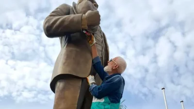 Kemer Cumhuriyet Meydanı Atatürk Heykelini Restore Etti Kemer Cumhuriyet Meydanı’nda