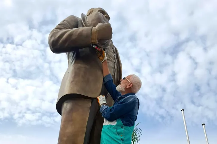 Kemer Cumhuriyet Meydanı Atatürk Heykelini Restore Etti Kemer Cumhuriyet Meydanı Atatürk Heykelini Restore Etti Kemer Cumhuriyet Meydanı’nda