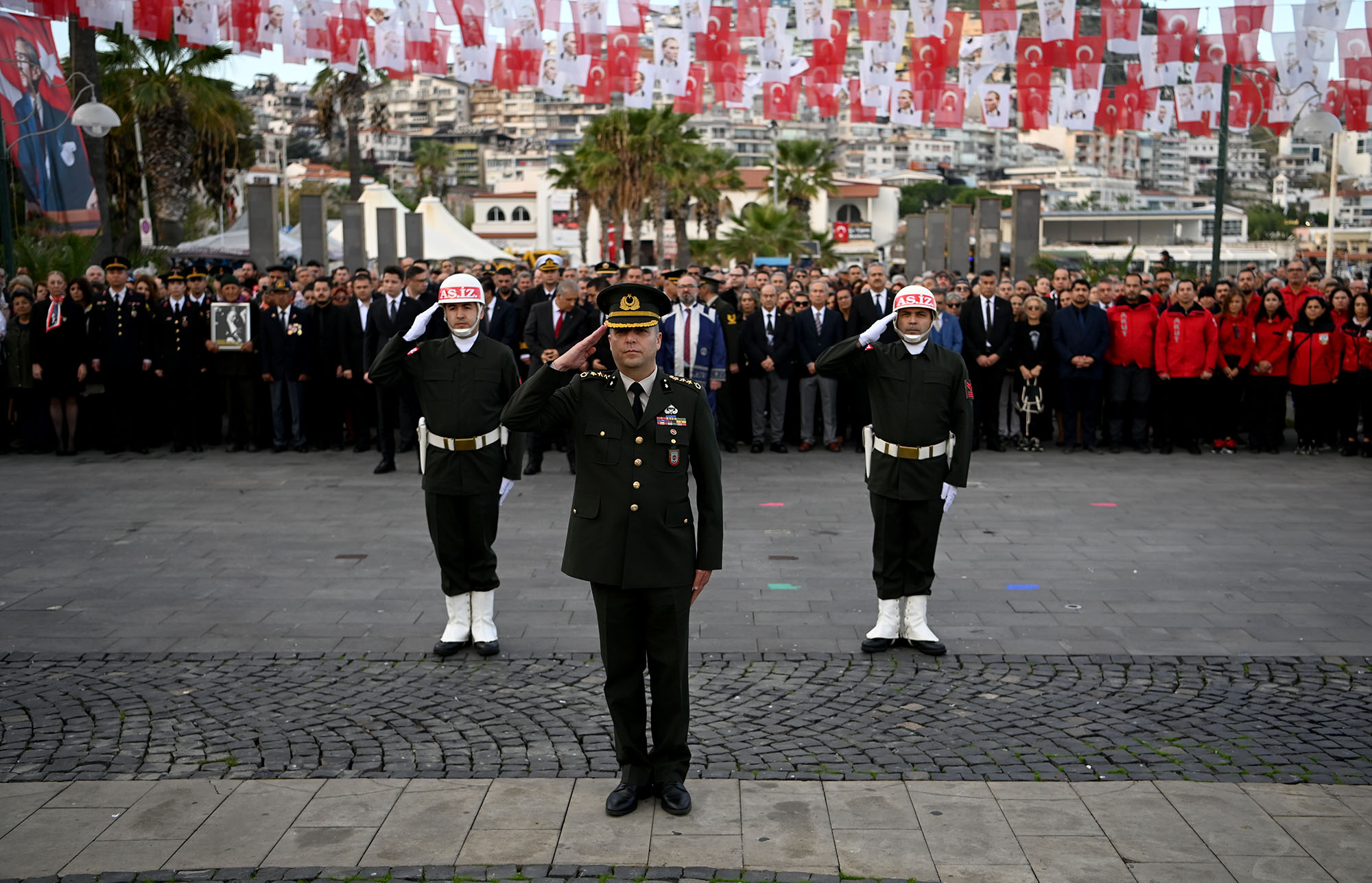 Kuşadası Atasını Saygı Ve Özlemle Andı Türkiye Cumhuriyeti’nin kurucusu Ulu