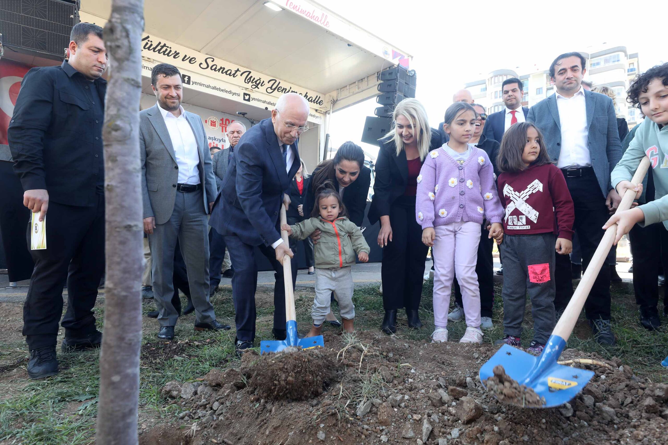 Yenimahalle’de Ağaç Dikme Töreni: Cumhuriyet Mahallesi’nde Ağaçlar Toprakla Buluştu Yenimahalle