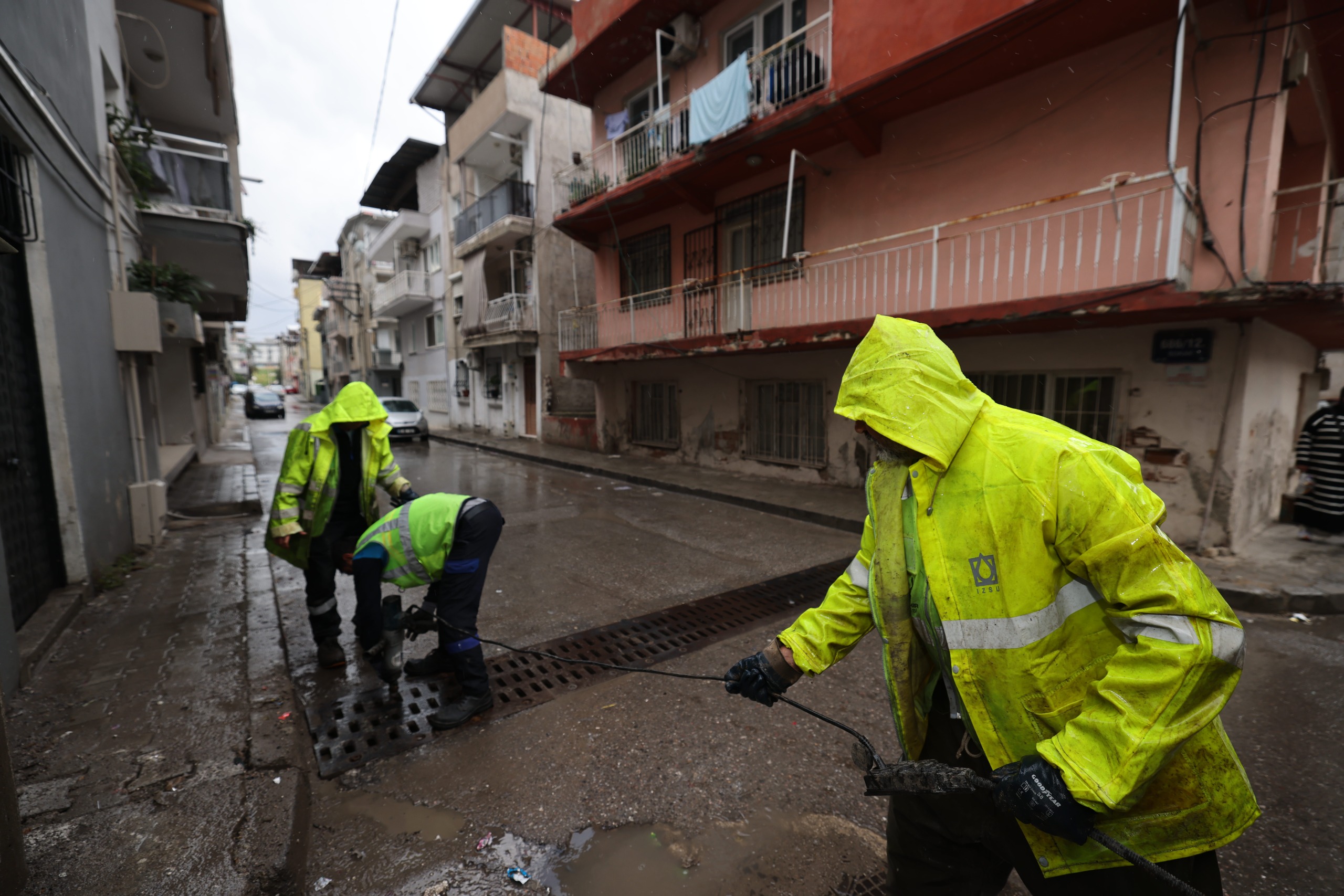İzmir’de Yağış Seferberliği: 750 Personel, 210 Araç Ve 24 Saat
