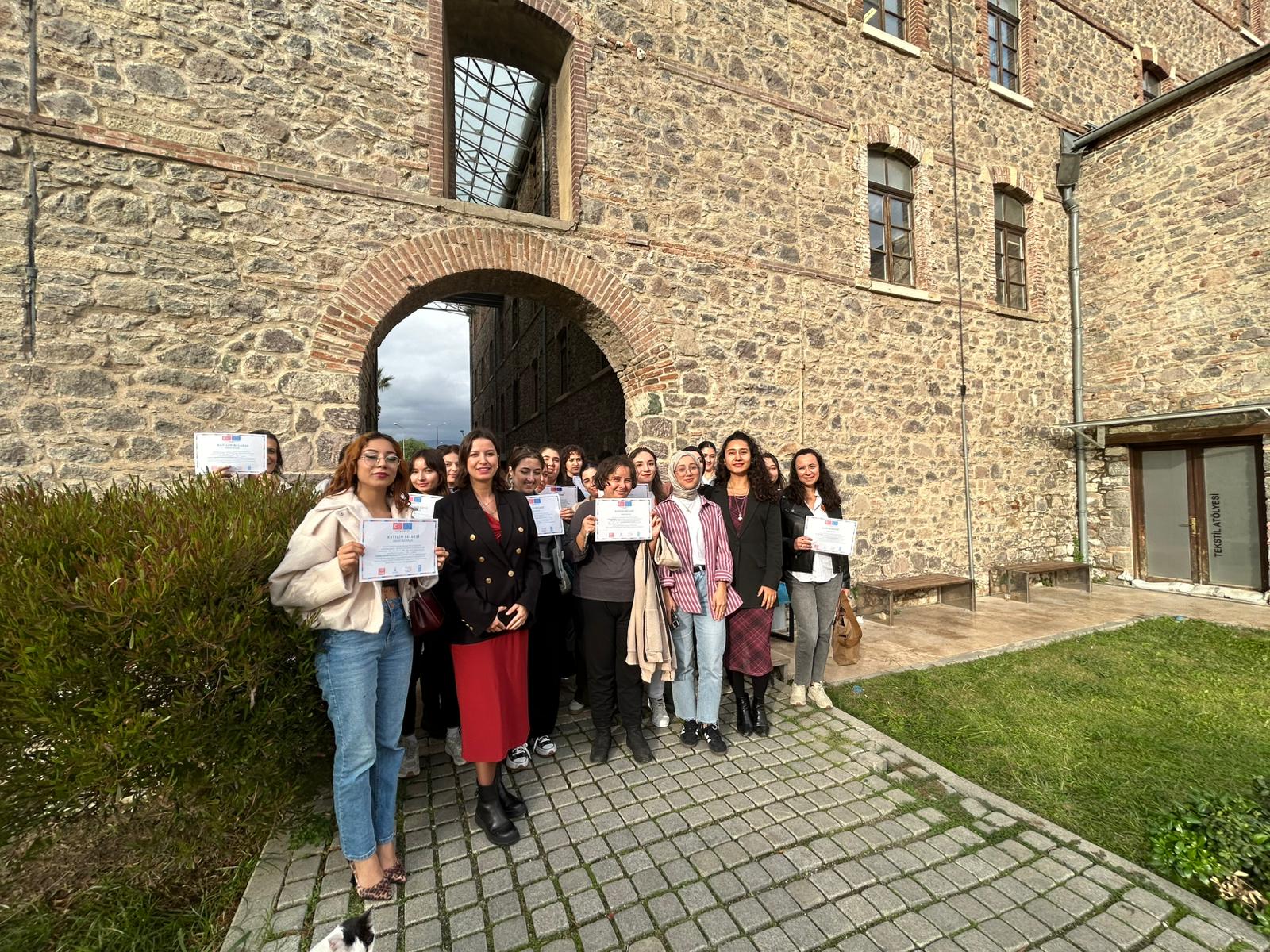 İzmir’de ‘Kadınlar Dijitalde Artık Daha Güçlü’ Programı Gerçekleşti İzmirli kadınlar,