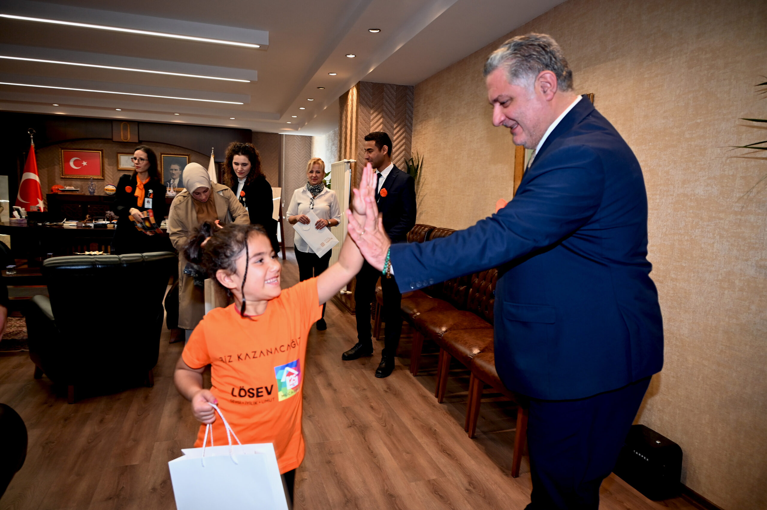 2–8 Kasım Lösemili Çocuklar Haftası kapsamında, Yalova Belediye Başkanı Mehmet