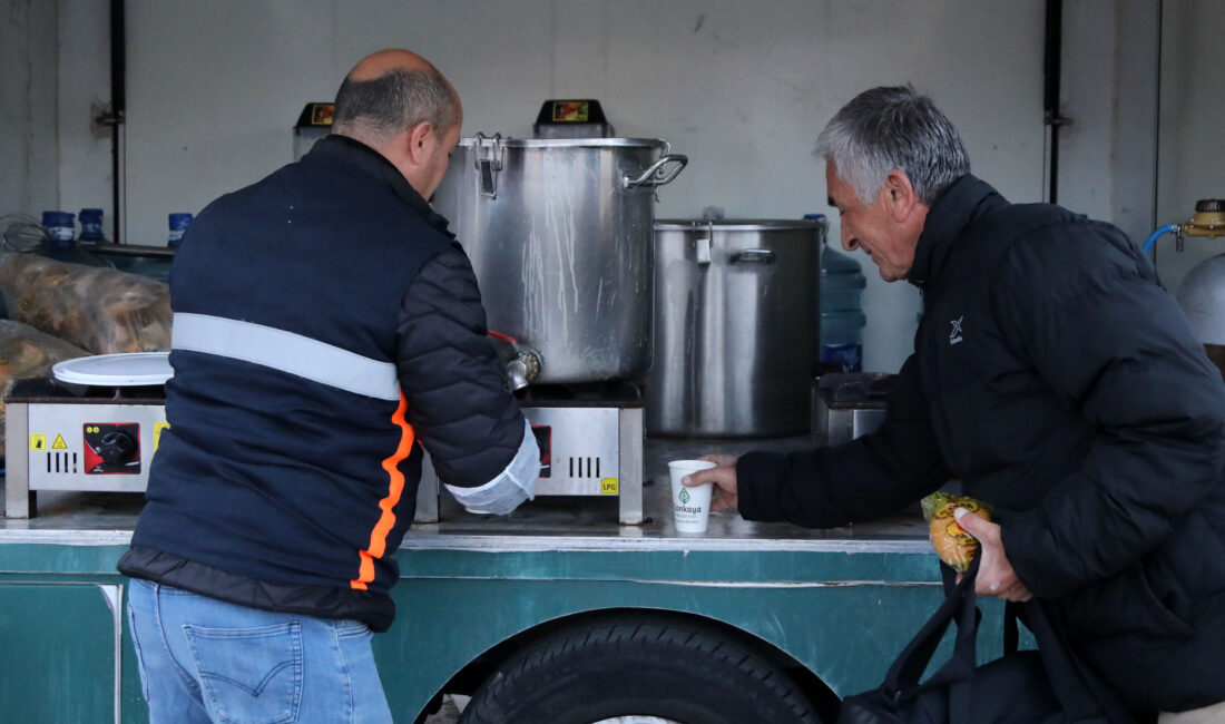 Ankara’nın sabah ayazında vatandaşların içini ısıtan Çankaya Belediyesi, Başkentlileri güne
