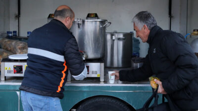 Ankara’nın sabah ayazında vatandaşların içini ısıtan Çankaya Belediyesi, Başkentlileri güne