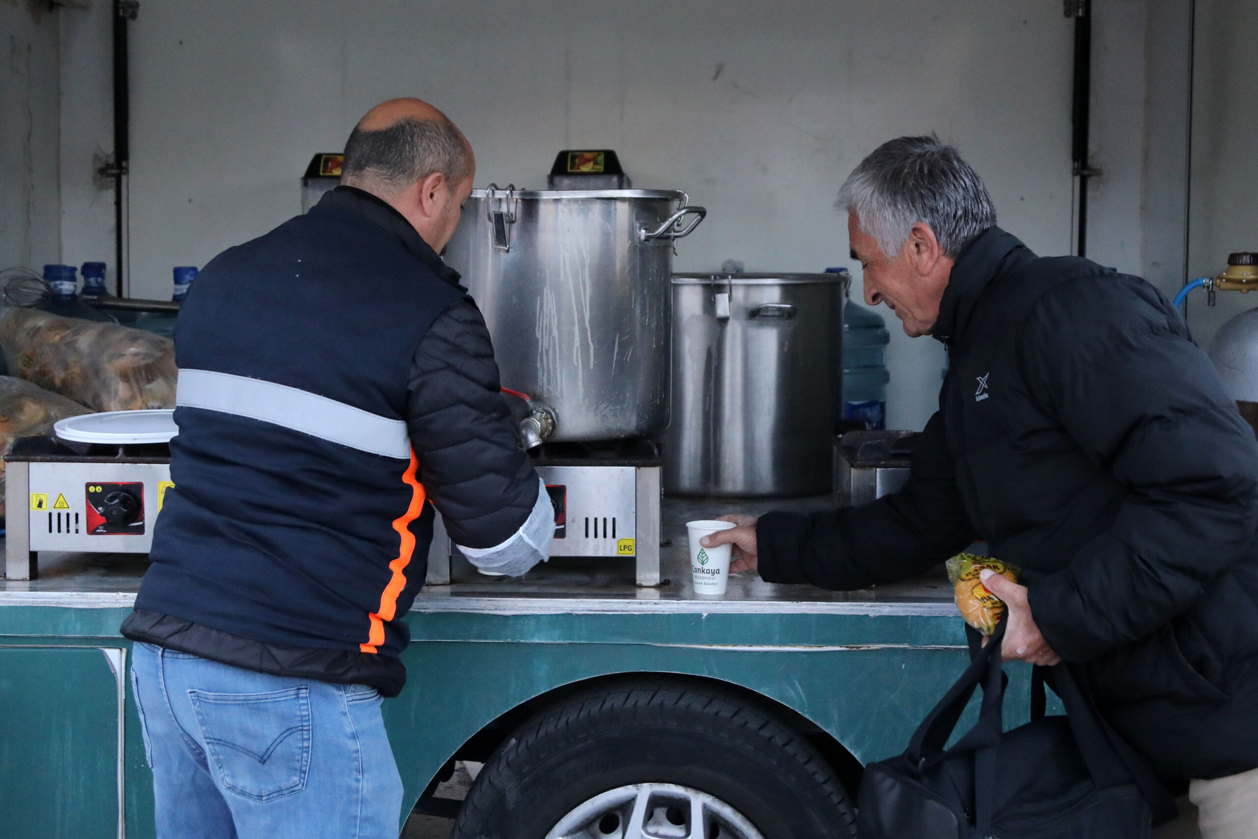 Ankara’nın sabah ayazında vatandaşların içini ısıtan Çankaya Belediyesi, Başkentlileri güne