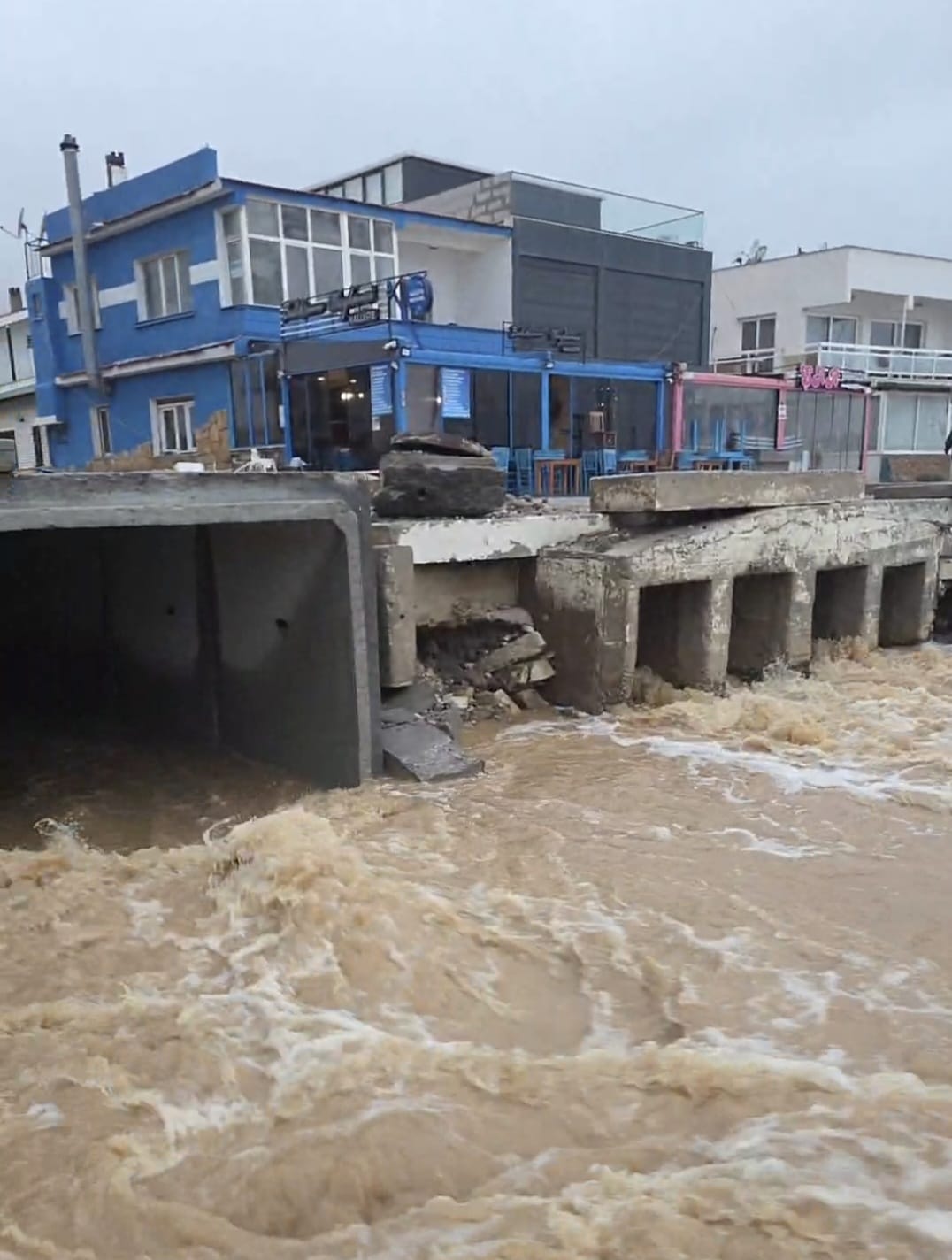 İzmir genelindeki yağışlar özellikle Karaburun, Foça, Çeşme, Dikili ilçelerinde etkili