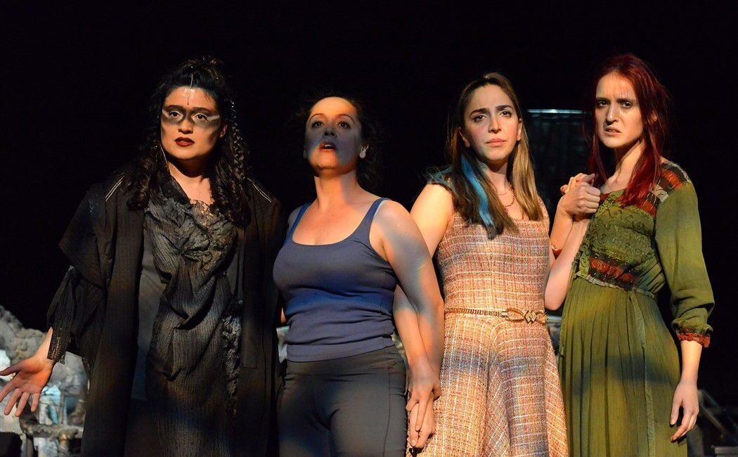 Tekirdağ Şehir Tiyatroları Üçüncü Oyununda Modern Kadının Mücadelesini Sahneye Taşıyor Tekirdağ Büyükşehir Belediyesi Şehir Tiyatroları (TBŞT), yeni sezonun üçüncü
oyunu “Kadınlar,