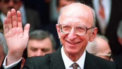 Siyasetin Güler Yüzü: Erdal İnönü Erdal İnönü (1926-2007), Türkiye Cumhuriyeti’nin