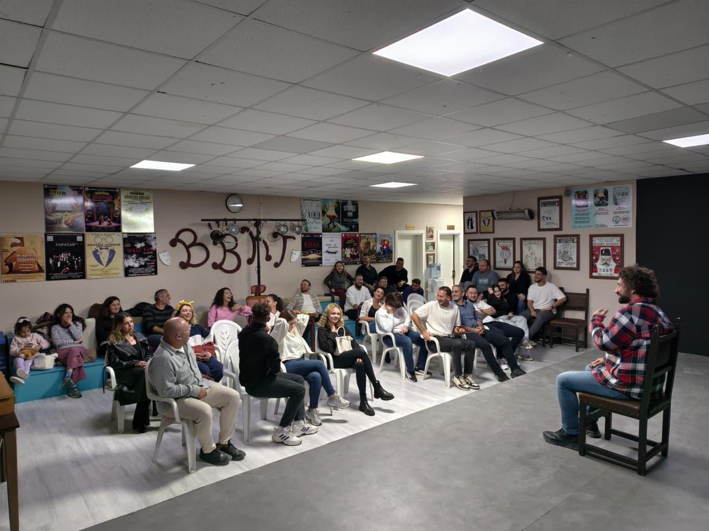 Burhaniye Belediyesi Kent Tiyatrosu 2025–2026 Sezonu Eğitim Çalışmaları Başladı 1999