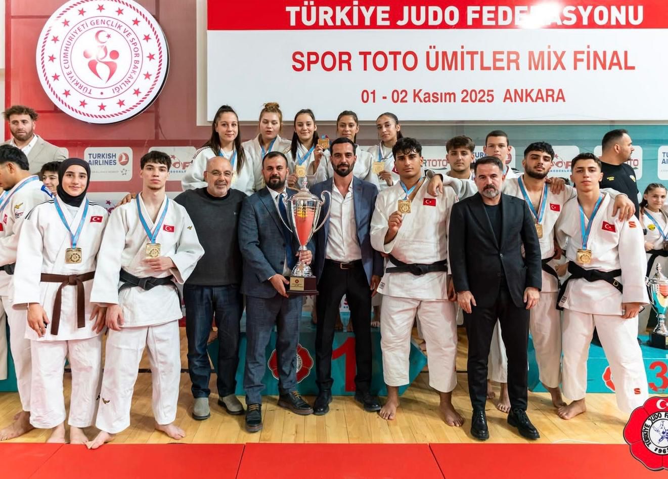 İzmir Büyükşehir Belediyesi Spor Kulübü Judo Takımı, genç sporcularla yakaladığı