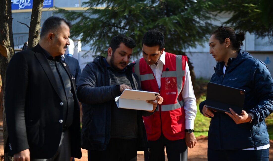 Eren Ali Bingöl, İshakpaşa Parkı Yenileme Çalışmalarını Yerinde İnceledi Eren Ali Bingöl, İshakpaşa Parkı Yenileme Çalışmalarını Yerinde İnceledi Tuzla