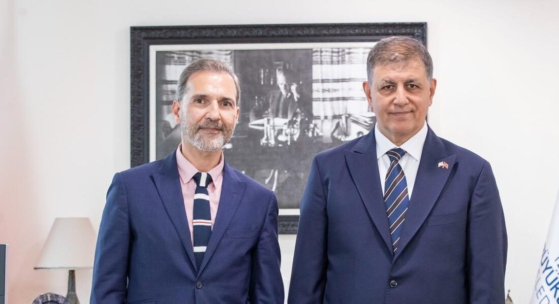 Cemil Tugay: “Kıbrıs’ın Bütün Şehirleri ve Belediyelerine Elimizde Ne Varsa Sunmaya Hazırız” İzmir Büyükşehir Belediye Başkanı Dr. Cemil Tugay, Kuzey Kıbrıs Türk