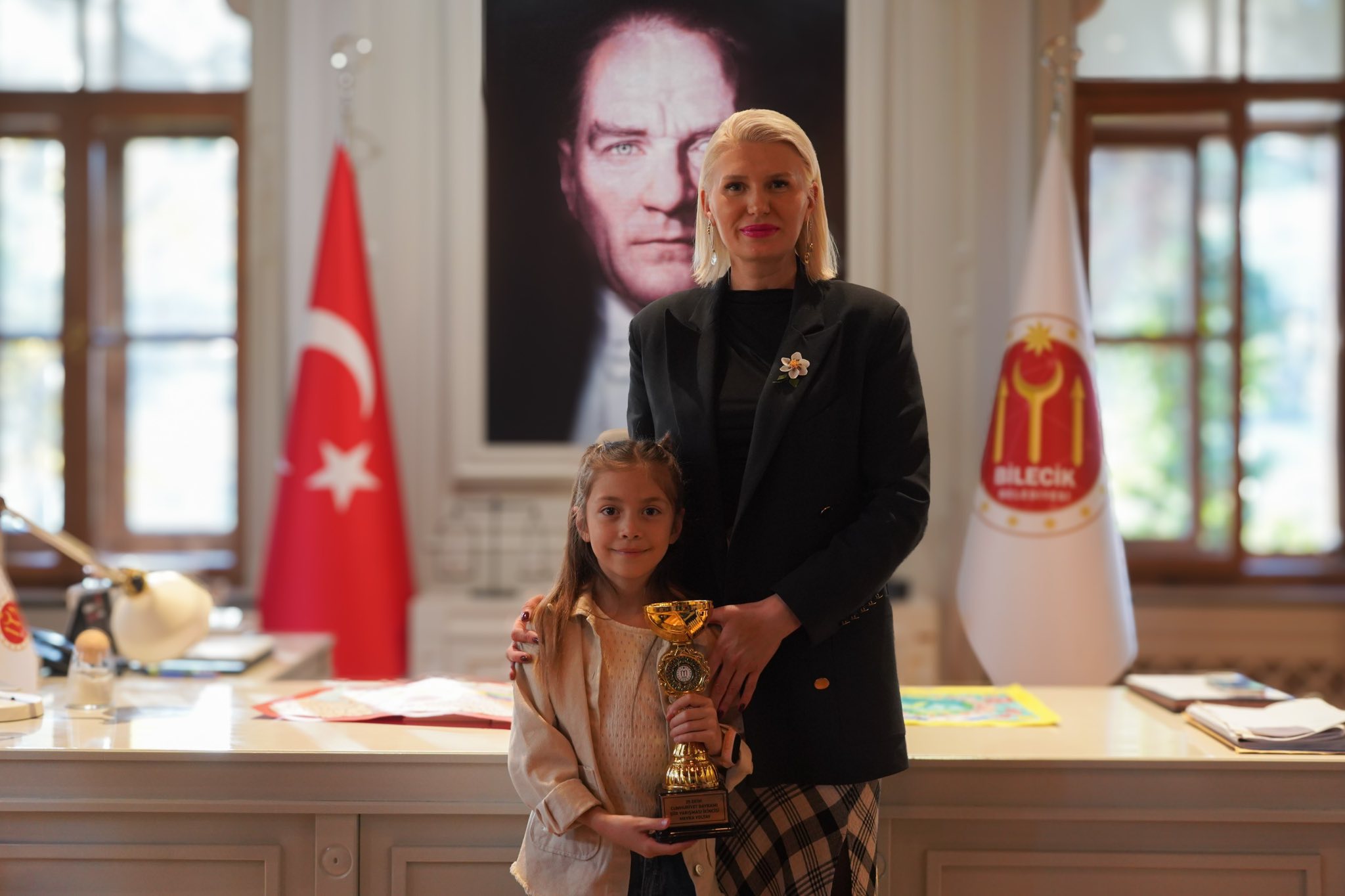 Melek Mızrak Subaşı, Şiir ve Resim Yarışmasında Dereceye Girenlere Ödüllerini