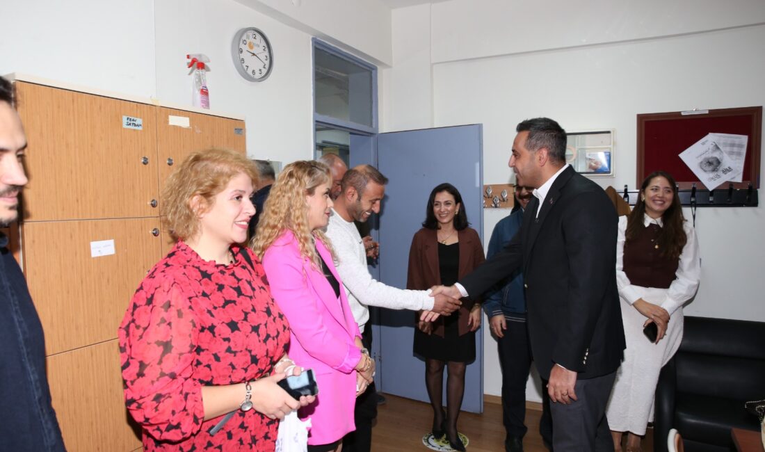 Çiğli Belediyesi’nden Öğretmenler Günü’nde Anlamlı Kutlama Çiğli Belediyesi’nden Öğretmenler Günü’nde Anlamlı Kutlama Çiğli Belediye Başkanı Onur