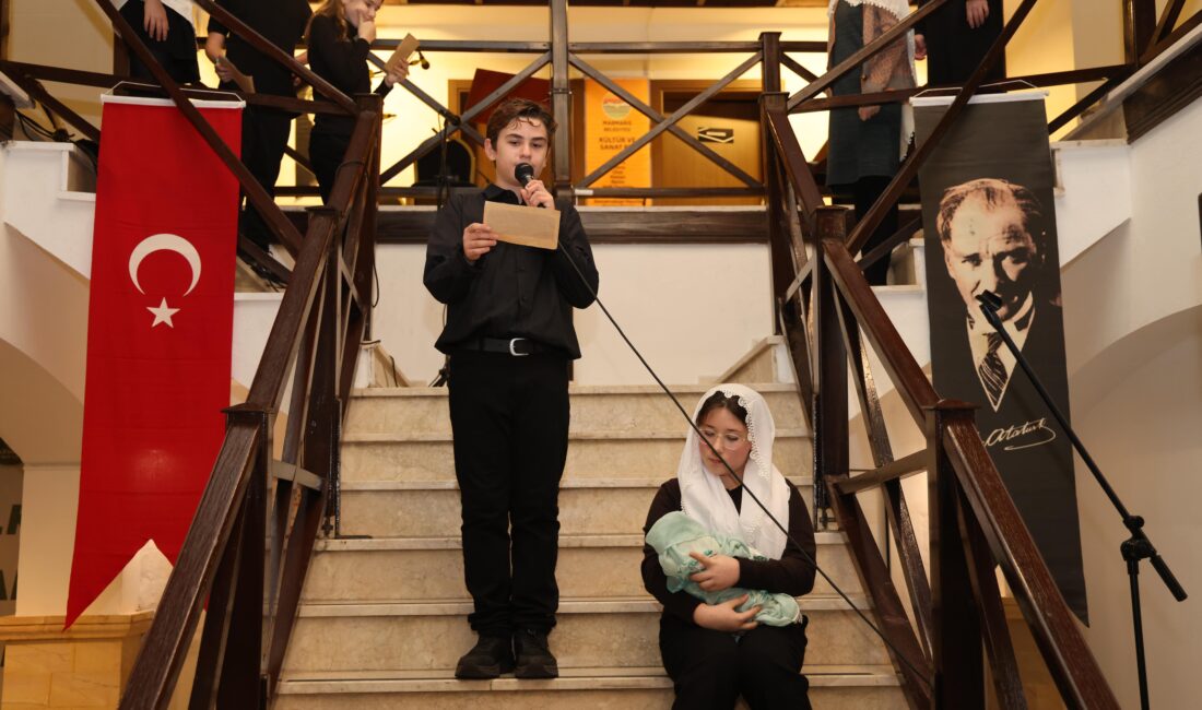 Marmaris Belediyesi’nin düzenlediği “Ata’ya Saygı Gecesi”, resim sergisi ve müzik
dinletileriyle