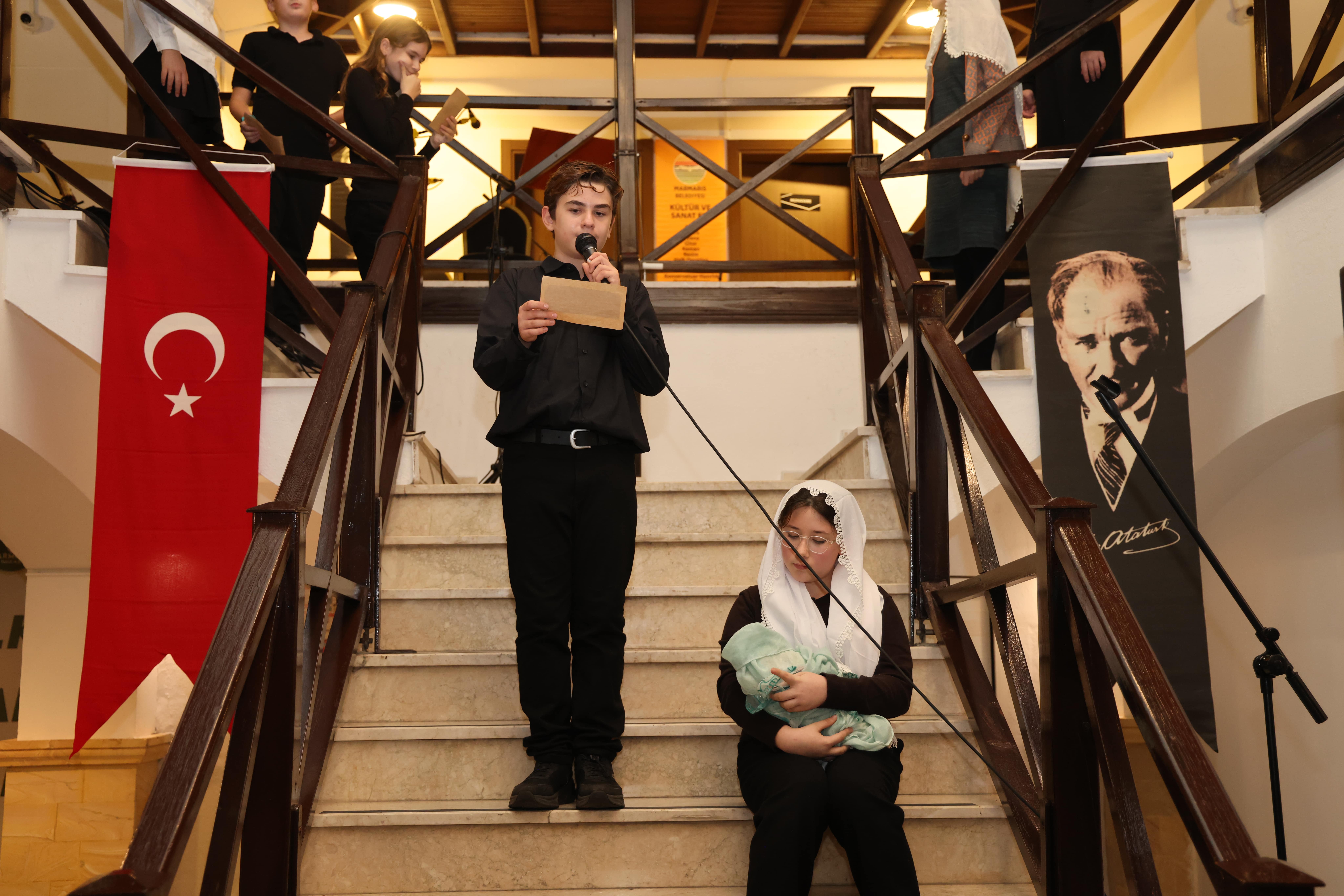 Marmaris Belediyesi’nin düzenlediği “Ata’ya Saygı Gecesi”, resim sergisi ve müzik
dinletileriyle