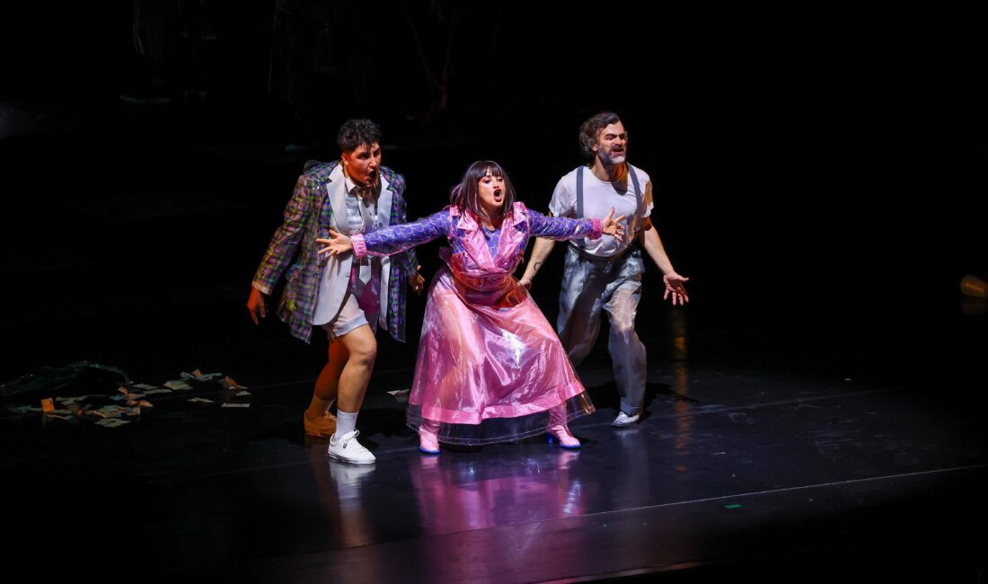 Bakırköy Belediye Tiyatroları’nın Oyunlarında Koltuk Gençlerin Bakırköy Belediye Tiyatroları’nın Oyunlarında Koltuk Gençlerin Bakırköy Belediyesi, “Koltuk Senin”