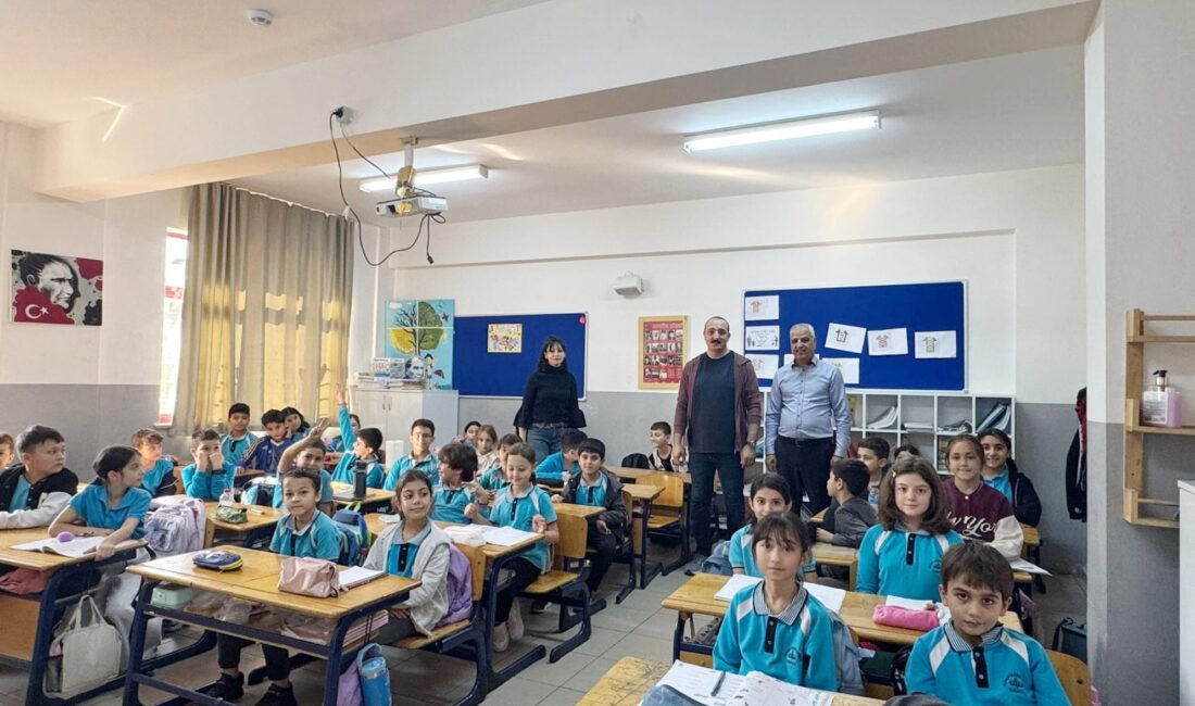 Konyaaltı Belediye Başkanı Cem Kotan, Konyaaltı Belediyesi’ndeki mesaisine yürüyerek gittiği