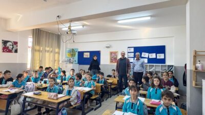 Konyaaltı Belediye Başkanı Cem Kotan, Konyaaltı Belediyesi’ndeki mesaisine yürüyerek gittiği