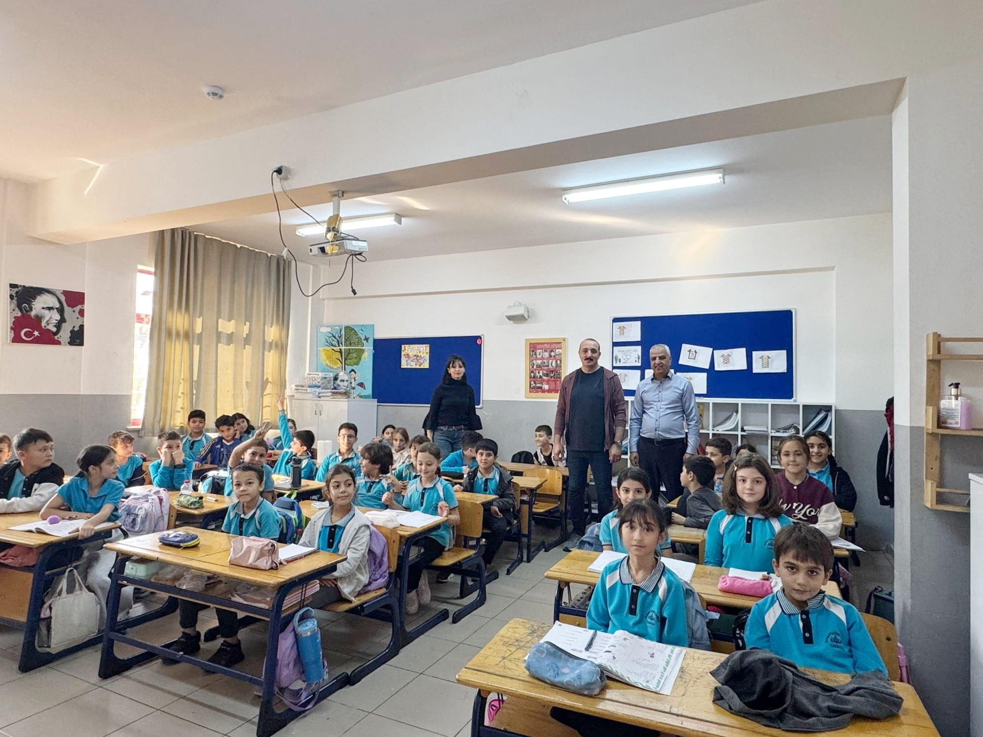 Konyaaltı Belediye Başkanı Cem Kotan, Konyaaltı Belediyesi’ndeki mesaisine yürüyerek gittiği